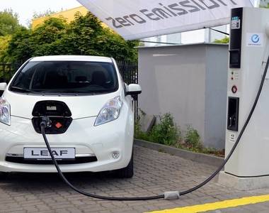 Nissan Leaf battery sparks row over charging times
