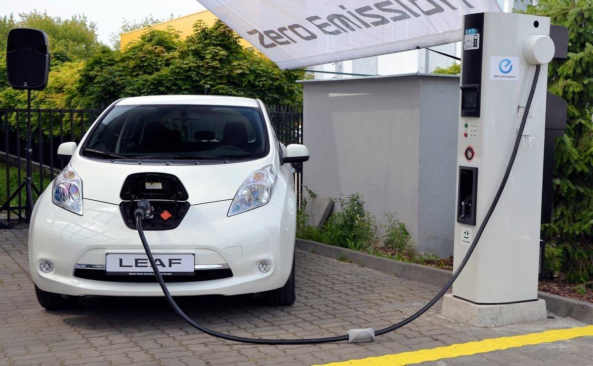 Nissan Leaf Battery Sparks Row Over Charging Times - Car.co.uk