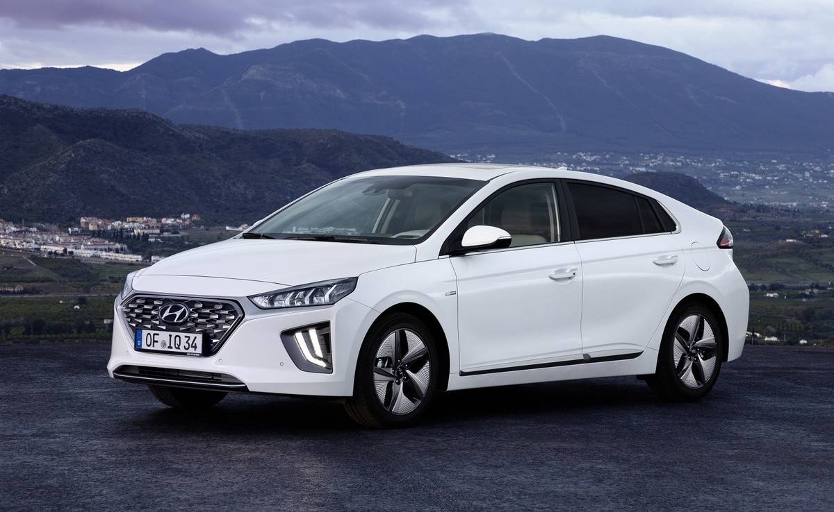 Hyundai Ioniq Review, Specs, And Prices - Car.co.uk