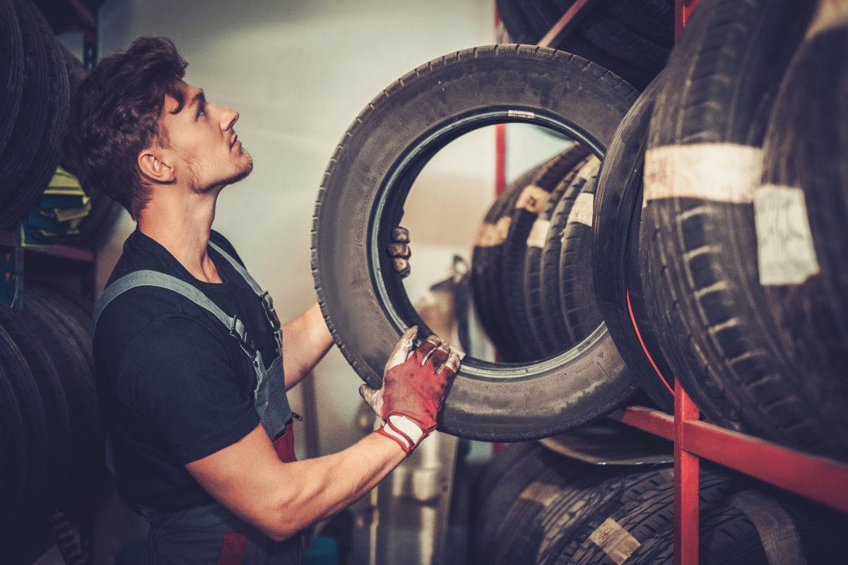 Choosing car tyres based on the tyre codes for the vehicle