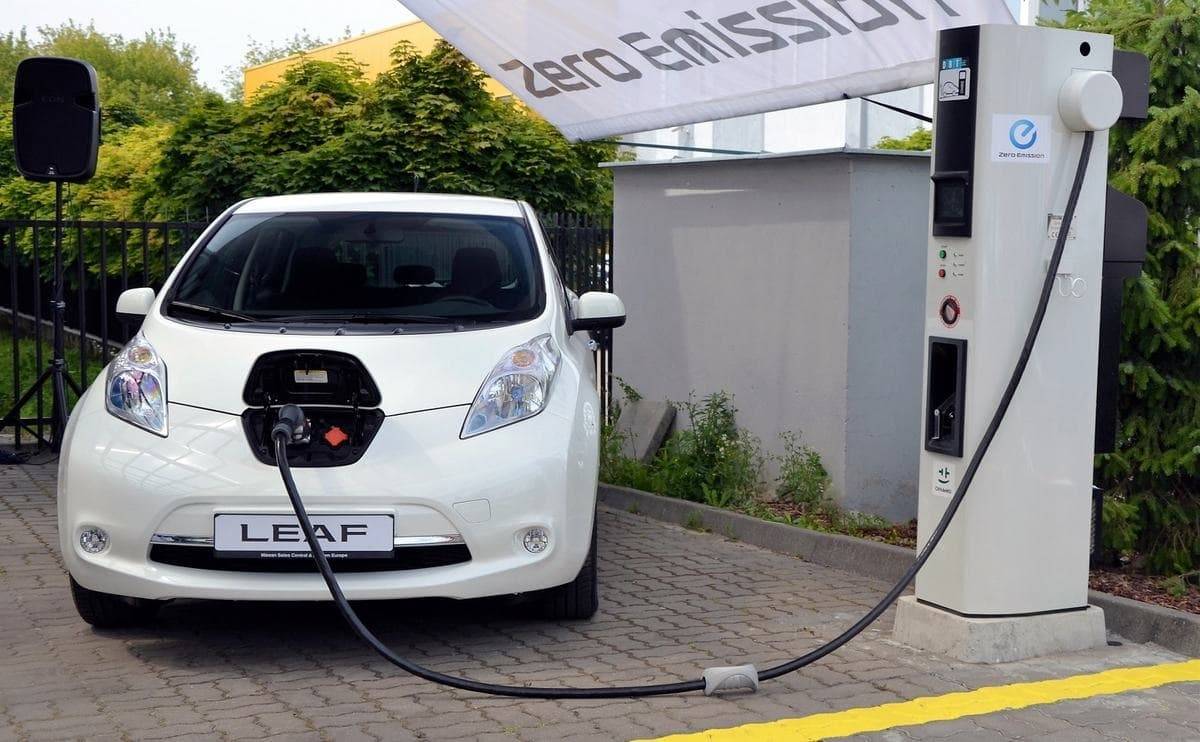 Nissan Leaf battery sparks row over charging times