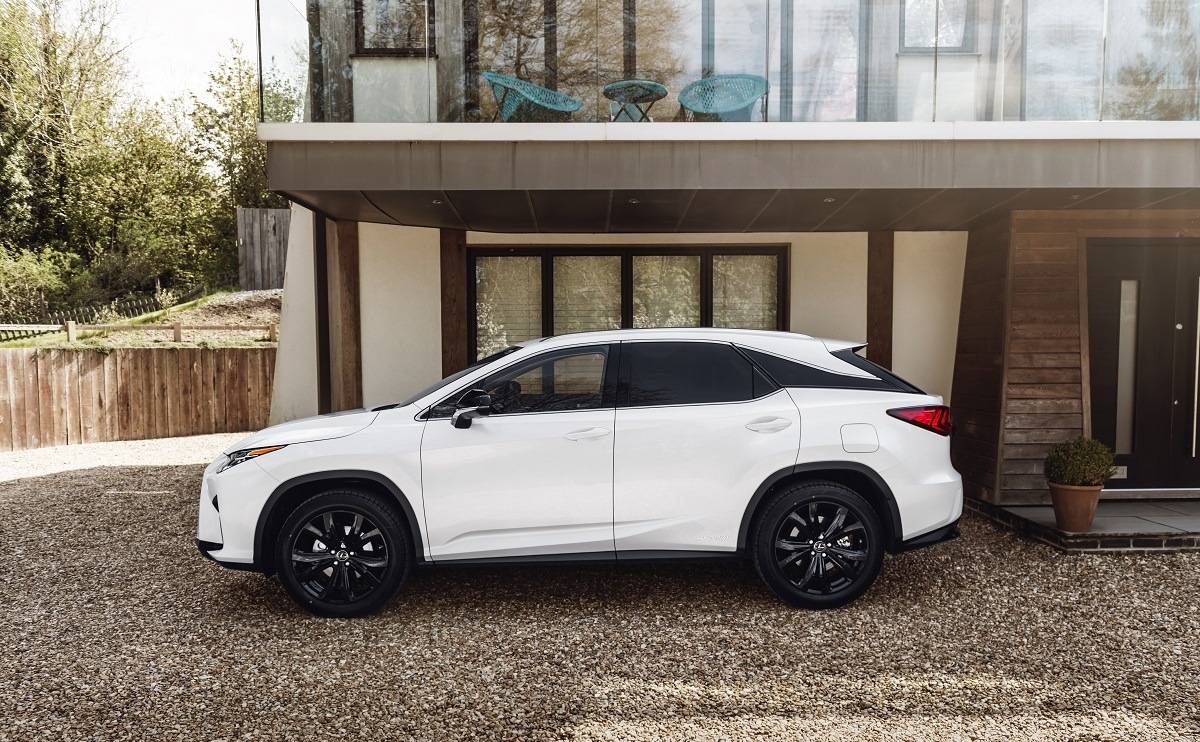 We Review the Lexus RX - Looks