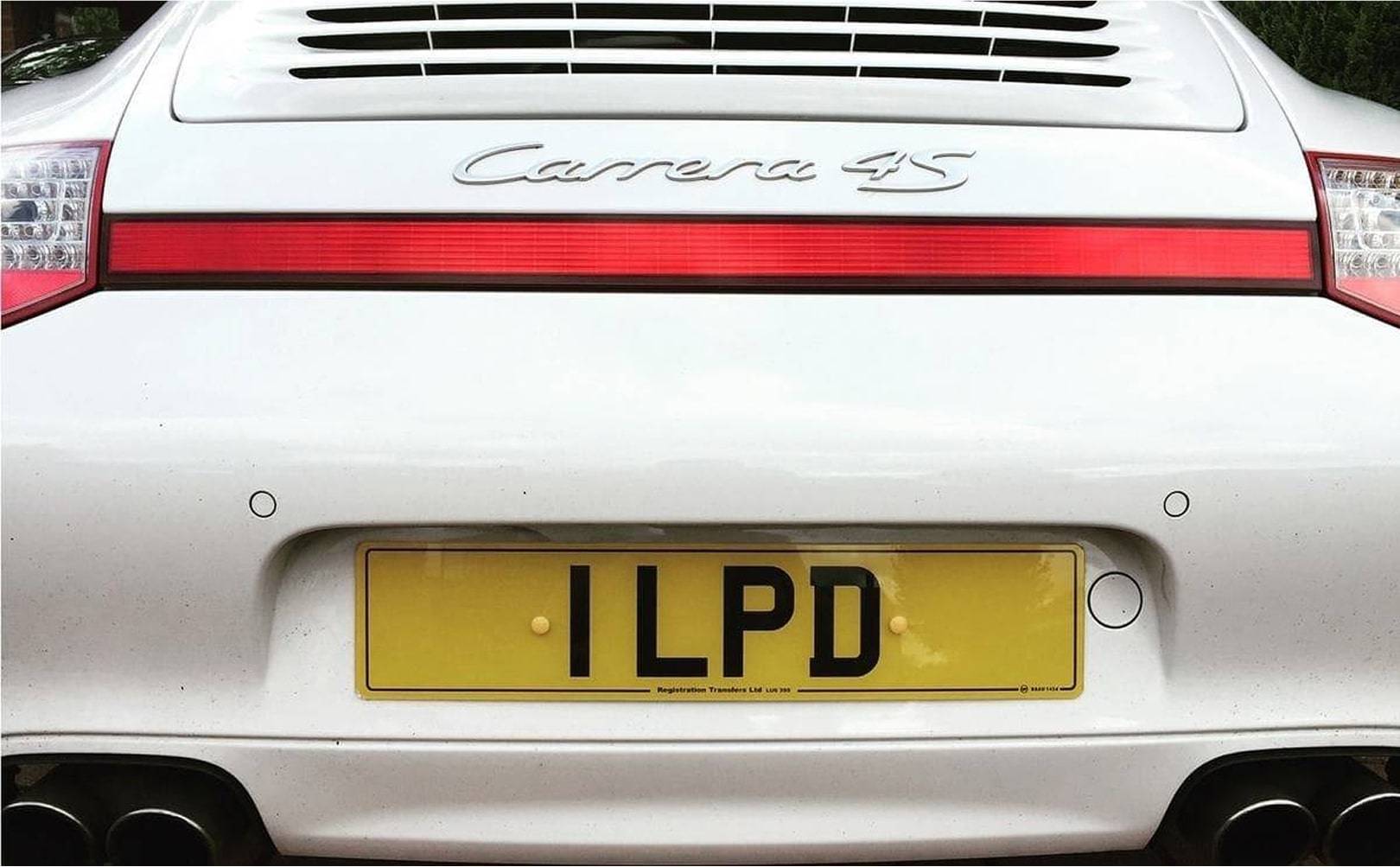 What is the difference between your number plate and VIN?