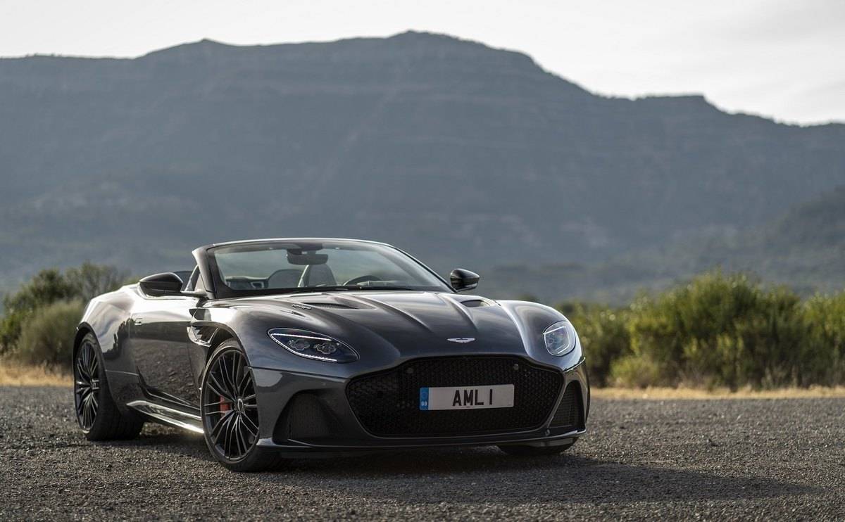 We review the 2019 Aston Martin DBS Superleggera - Looks