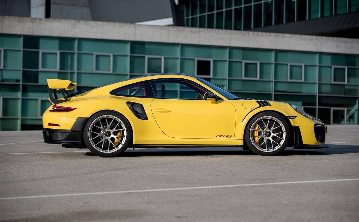 We review the Porsche 911 GT2 RS - Looks